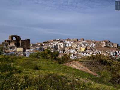 Per visitare il luogo bisogna immergersi nel grazioso centro storico di Grottole, costellato da basse e antiche abitazioni in pietra